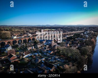 Eine Luftaufnahme von Yarm im Nordosten Englands. Yarm liegt neben dem Fluss Tees, der sich durch die Stadt schlängelt. Stockfoto