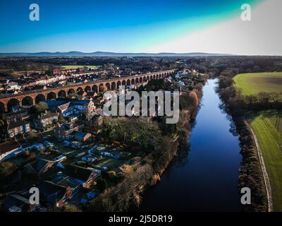 Eine Luftaufnahme von Yarm im Nordosten Englands. Yarm liegt neben dem Fluss Tees, der sich durch die Stadt schlängelt. Stockfoto