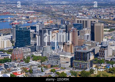 Luftaufnahme über den Hafen/Hafen und Wolkenkratzer im zentralen Geschäftsviertel von Kapstadt/CBD, Teil von Kaapstad, Westkap, Südafrika Stockfoto