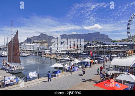 Victoria & Alfred (V&A) Hafen am Wasser entlang der Table Bay und dem Tafelberg in Kapstadt / Kaapstad, Western Cape Province, Südafrika Stockfoto