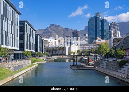 Wolkenkratzer des zentralen Geschäftsviertels von Kapstadt / CBD von der V&A Waterfront in Kapstadt / Kaapstad, Westkap, Südafrika Stockfoto