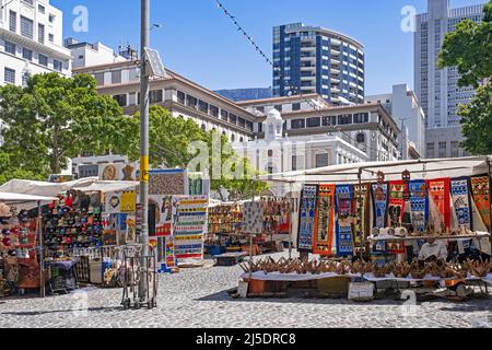 Stände, die afrikanische Souvenirs auf dem Greenmarket Square im City Bowl-Bereich von Kapstadt / Kaapstad, Western Cape Province, Südafrika, verkaufen Stockfoto