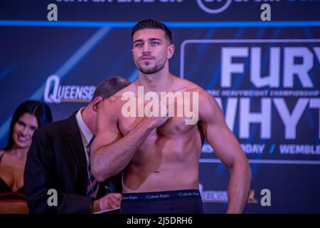 London, Großbritannien. 22. April 2022. LONDON, ENGLAND - 22. APRIL: Boxer Tommy Fury tritt während des offiziellen Wägevorgangs für seinen Kampf gegen Daniel Bocianski am 22. April 2022 im Boxepark in London, England, Großbritannien, auf die Waage. (Foto von Matt Davies/PxImages) Credit: Px Images/Alamy Live News Stockfoto