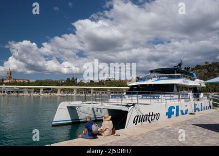 Katamaran für touristische Ausflüge, Hafen von Malaga, Spanien. Stockfoto