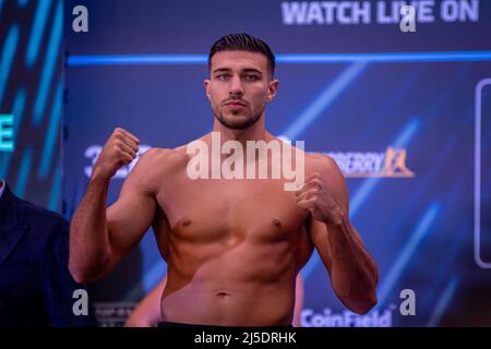 London, Großbritannien. 22. April 2022. LONDON, ENGLAND - 22. APRIL: Boxer Tommy Fury tritt während des offiziellen Wägevorgangs für seinen Kampf gegen Daniel Bocianski am 22. April 2022 im Boxepark in London, England, Großbritannien, auf die Waage. (Foto von Matt Davies/PxImages) Credit: Px Images/Alamy Live News Stockfoto