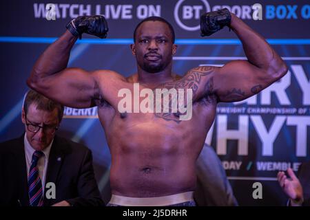 LONDON, ENGLAND - 22. APRIL: Boxer Dillian Whyte posiert auf der Waage während der offiziellen Wägung für seinen Kampf gegen Tyson Fury am 22. April 2022 im Boxepark in London, England, Großbritannien. (Foto von Matt Davies/PxImages) Credit: Px Images/Alamy Live News Stockfoto