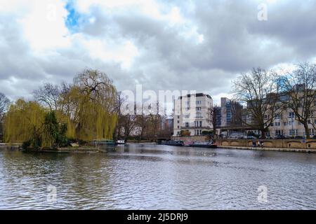 Dreieckiges Becken, das durch die Kreuzung des Paddington Arms des Grand Union Canal, des Regent's Canal und des Eingangs zum Paddington Basin, Maida-Tal, London, gebildet wird Stockfoto