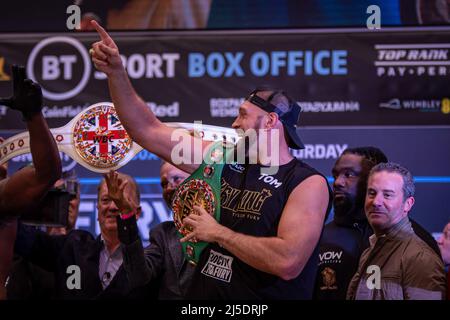 LONDON, ENGLAND - 22. APRIL: Boxer Tyson Fury posiert für Fotos während des offiziellen Wägevorgangs für seinen Kampf gegen Dillian Whyte am 22. April 2022 im Boxepark in London, England, Großbritannien. (Foto von Matt Davies/PxImages) Credit: Px Images/Alamy Live News Stockfoto