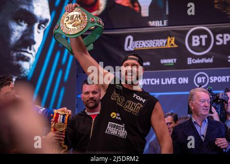 LONDON, ENGLAND - 22. APRIL: Boxer Tyson Fury zeigt seinen WBC-Gürtel während der offiziellen Wägung für seinen Kampf gegen Dillian Whyte am 22. April 2022 im Boxepark in London, England, Großbritannien. (Foto von Matt Davies/PxImages) Credit: Px Images/Alamy Live News Stockfoto