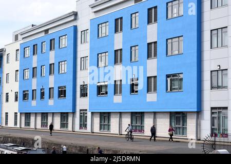 Apartments am Wasser und Gloucestershire College-Gebäude am Gloucester Quay, Gloucestershire, England, Großbritannien Stockfoto