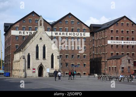 Alte Lagerhäuser am Gloucester Quay und die Mariners Church. Stockfoto