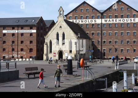 Alte Lagerhäuser am Gloucester Quay und die Mariners Church. Stockfoto