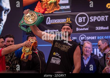 London, London, England, Großbritannien. 22. April 2022. LONDON, ENGLAND - 22. APRIL: Boxer Tyson Fury zeigt seinen WBC-Gürtel während der offiziellen Wägung für seinen Kampf gegen Dillian Whyte am 22. April 2022 im Boxepark in London, England, Großbritannien. (Bild: © Matt Davies/PX Imagens via ZUMA Press Wire) Bild: ZUMA Press, Inc./Alamy Live News Stockfoto