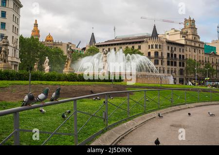 Barcelona, Spanien - April 20 2022: Gebäude in der Nähe des Katalonienplatzes und ein Wetterbericht Stockfoto