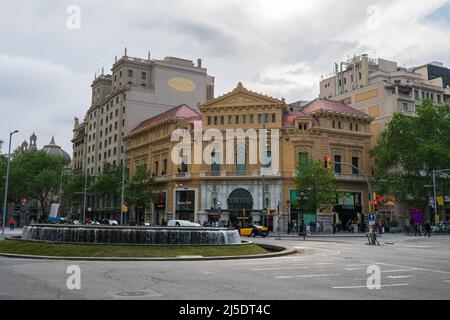 Barcelona, Spanien - April 20 2022: Gebäude in der Nähe des Katalonienplatzes und ein Wetterbericht Stockfoto