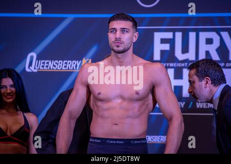 London, London, England, Großbritannien. 22. April 2022. LONDON, ENGLAND - 22. APRIL: Boxer Tommy Fury tritt während des offiziellen Wägevorgangs für seinen Kampf gegen Daniel Bocianski am 22. April 2022 im Boxepark in London, England, Großbritannien, auf die Waage. (Bild: © Matt Davies/PX Imagens via ZUMA Press Wire) Bild: ZUMA Press, Inc./Alamy Live News Stockfoto