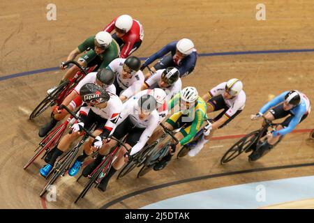 Glasgow, Großbritannien. 22. April 2022. An einem zweiten Tag des UCI Track Nations Cup, der im Sir Chris Hoy Velodrome, Emirates Stadium, Glasgow, Großbritannien, stattfand, zog die Elimination Qualifying Heat der Männer ein internationales Feld von Radfahrern an. Der Wettbewerb wird für weitere zwei Tage fortgesetzt. Kredit: Findlay/Alamy Live Nachrichten Stockfoto