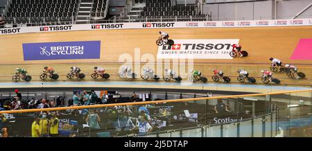 Glasgow, Großbritannien. 22. April 2022. An einem zweiten Tag des UCI Track Nations Cup, der im Sir Chris Hoy Velodrome, Emirates Stadium, Glasgow, Großbritannien, stattfand, zog die Elimination Qualifying Heat der Männer ein internationales Feld von Radfahrern an. Der Wettbewerb wird für weitere zwei Tage fortgesetzt. Kredit: Findlay/Alamy Live Nachrichten Stockfoto