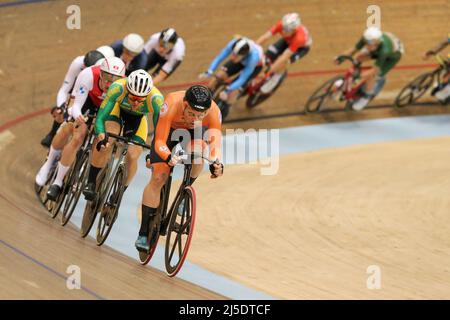 Glasgow, Großbritannien. 22. April 2022. An einem zweiten Tag des UCI Track Nations Cup, der im Sir Chris Hoy Velodrome, Emirates Stadium, Glasgow, Großbritannien, stattfand, zog die Elimination Qualifying Heat der Männer ein internationales Feld von Radfahrern an. Der Wettbewerb wird für weitere zwei Tage fortgesetzt. Kredit: Findlay/Alamy Live Nachrichten Stockfoto