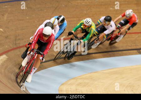 Glasgow, Großbritannien. 22. April 2022. An einem zweiten Tag des UCI Track Nations Cup, der im Sir Chris Hoy Velodrome, Emirates Stadium, Glasgow, Großbritannien, stattfand, zog die Elimination Qualifying Heat der Männer ein internationales Feld von Radfahrern an. Der Wettbewerb wird für weitere zwei Tage fortgesetzt. Kredit: Findlay/Alamy Live Nachrichten Stockfoto