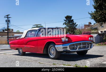 YORK, SC, USA-10 APRIL 2022: Klassisches Ford Thunderbird Cabriolet 1960, leuchtend rot. Stockfoto