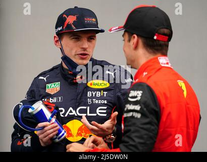 Red Bull Racing's Max Verstappen (links) und Ferrari's Charles Leclerc in Parc Ferme nach der Qualifikation für den Grand Prix Emilia Romagna auf der Rennstrecke Autodromo Internazionale Enzo e Dino Ferrari in Italien, besser bekannt als Imola. Bilddatum: Freitag, 22. April 2022. Stockfoto