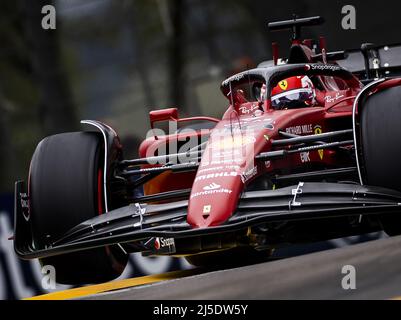 Imola, Italien. 22. April 2022. IMOLA - Charles Leclerc (16) mit dem Ferrari im Qualifying vor dem Grand Prix der Emilia Romagna F1 beim Autodromo Enzo e Dino Ferrari am 22. April 2022 in Imola, Italien. REMKO DE WAAL Kredit: ANP/Alamy Live News Stockfoto