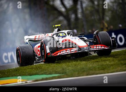 Imola, Italien. 22. April 2022. IMOLA - Mick Schumacher (Haas) schießt beim Qualifying vor dem Grand Prix Emilia Romagna F1 beim Autodromo Enzo e Dino Ferrari am 22. April 2022 in Imola, Italien, von der Strecke ab. REMKO DE WAAL Kredit: ANP/Alamy Live News Stockfoto