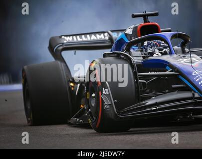 Imola, Italien. 22. April 2022. IMOLA - Alexander Albon (Williams) mit einer Panne auf der Strecke während des Qualifyings vor dem Grand Prix der Emilia Romagna F1 bei Autodromo Enzo e Dino Ferrari am 22. April 2022 in Imola, Italien. REMKO DE WAAL Kredit: ANP/Alamy Live News Stockfoto