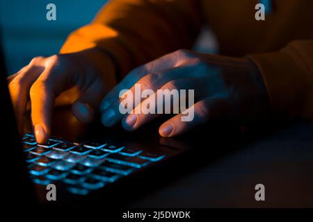 Hands-Typen auf einer Laptop-Tastatur. Stockfoto