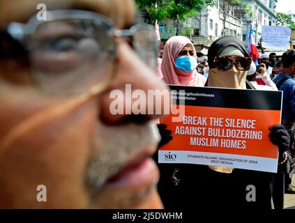 Kalkutta, Westbengalen, Indien. 22. April 2022. Religiöse Führer verschiedener Glaubensrichtungen und soziale Aktivisten tragen Plakate, Banner und Plakate bei einer Protestkundgebung gegen den jüngsten Abriss eines illegalen Bauwerks in Delhi Jahangirpuri, Kalkutta, Indien, durch Bulldozer am 22. April 2022. (Bild: © Indranil Aditya/ZUMA Press Wire) Bild: ZUMA Press, Inc./Alamy Live News Stockfoto