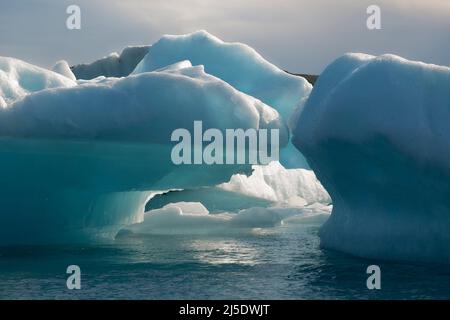 Schwimmende Eisberge aus nächster Nähe in der Jokulsarlon Gletscherlagune, Island Stockfoto