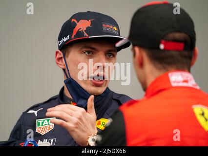 Red Bull Racing's Max Verstappen (links) und Ferrari's Charles Leclerc in Parc Ferme nach der Qualifikation für den Grand Prix Emilia Romagna auf der Rennstrecke Autodromo Internazionale Enzo e Dino Ferrari in Italien, besser bekannt als Imola. Bilddatum: Freitag, 22. April 2022. Stockfoto