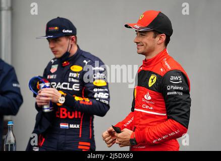 Red Bull Racing's Max Verstappen (links) und Ferrari's Charles Leclerc in Parc Ferme nach der Qualifikation für den Grand Prix Emilia Romagna auf der Rennstrecke Autodromo Internazionale Enzo e Dino Ferrari in Italien, besser bekannt als Imola. Bilddatum: Freitag, 22. April 2022. Stockfoto