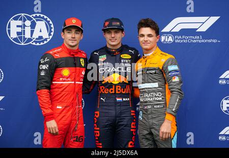 Ferrari Charles Leclerc (links), Red Bull Racing Max Verstappen (Mitte) und McLaren Lando Norris nach der Qualifikation für den Grand Prix der Emilia Romagna auf der Rennstrecke Autodromo Internazionale Enzo e Dino Ferrari in Italien, besser bekannt als Imola. Bilddatum: Freitag, 22. April 2022. Stockfoto