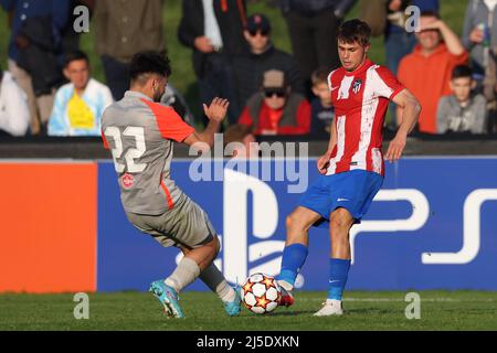 Nyon, Schweiz, 22.. April 2022. Tolgahan Sahin aus Salzburg bekämpft Sergio Diez Roldan aus Atletico Madrid während des UEFA-Jugendliga-Spiels im Colovray Sports Center, Nyon. Bildnachweis sollte lauten: Jonathan Moscrop / Sportimage Kredit: Sportimage/Alamy Live News Stockfoto