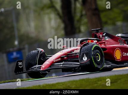 Imola, Italien. 22. April 2022. IMOLA - Charles Leclerc (16) mit dem Ferrari im Qualifying vor dem Grand Prix der Emilia Romagna F1 beim Autodromo Enzo e Dino Ferrari am 22. April 2022 in Imola, Italien. REMKO DE WAAL Kredit: ANP/Alamy Live News Stockfoto