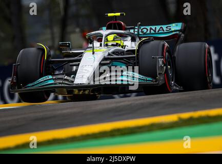 Imola, Italien. 22. April 2022. IMOLA - Lewis Hamilton (44) mit dem Mercedes W13 im Qualifying vor dem Grand Prix der Emilia Romagna F1 beim Autodromo Enzo e Dino Ferrari am 22. April 2022 in Imola, Italien. REMKO DE WAAL Kredit: ANP/Alamy Live News Stockfoto