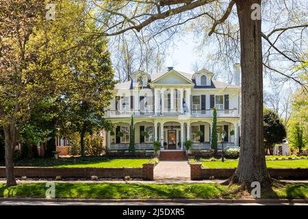 YORK, SC, USA-10 APRIL 2022: Elegantes 2-stöckiges historisches Haus, sonnig, Frühlingstag. Stockfoto