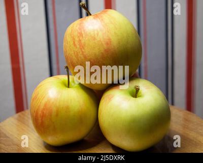 Ein Haufen Galaäpfel. Ein paar Früchte, eine Nahaufnahme. Stockfoto