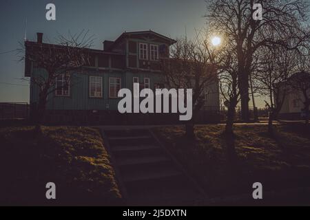Dzikow, PL- Mar 12, 2022 Polnische Post in einem sehr alten Gebäude in einem Dorf von Dzikow in der woiwodschaft Pommern, alte Woddenarchitektur. Stockfoto