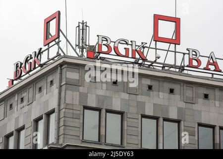 Warschau, Polen. 04. März 2022. Das Schild der Polnischen Nationalen Entwicklungsbank; Bank Gospodarstwa Krajowego (BGK) in Warschau. (Foto: Karol Serewis/SOPA Images/Sipa USA) Quelle: SIPA USA/Alamy Live News Stockfoto