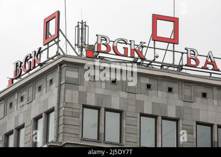 Warschau, Woiwodschaft Masowien, Polen. 4. März 2022. Das Schild der Polnischen Nationalen Entwicklungsbank; Bank Gospodarstwa Krajowego (BGK) in Warschau. (Bild: © Karol Serewis/SOPA Images via ZUMA Press Wire) Stockfoto