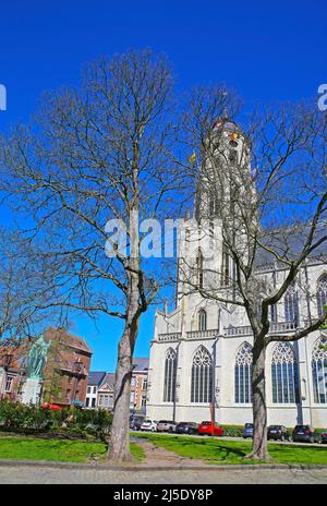 Lier (Sint Gummaruskerk), Belgien - April 9. 2022: Blick auf die römisch-katholische Kirche im gotischen Stil von brabant aus dem 15.. Jahrhundert gegen den blauen Himmel Stockfoto