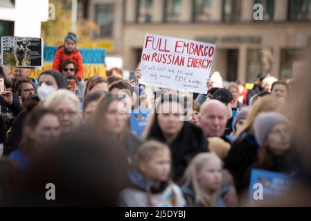 Demonstranten sammeln sich und tragen friedlich Transparente, Plakate und Schilder, die die Unterstützung für die Ukraine am Rossmarkt in Frankfurt zeigen. 10. April 2022. Stockfoto