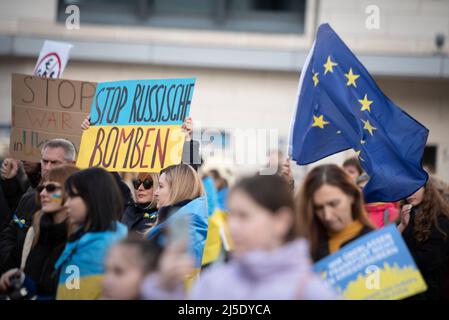 Demonstranten sammeln sich und tragen friedlich Transparente, Plakate und Schilder, die die Unterstützung für die Ukraine am Rossmarkt in Frankfurt zeigen. 10. April 2022. Stockfoto