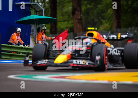 11 PEREZ Sergio (mex), Red Bull Racing RB18, Action Red flag während des Formel 1 Grand Premio del Made in Italy e dell'Emilia-Romagna 2022, 4. Lauf der FIA Formel 1 Weltmeisterschaft 2022, auf dem Imola Circuit, vom 22. Bis 24. April 2022 in Imola, Italien - Foto Florent Gooden / DPPI Stockfoto
