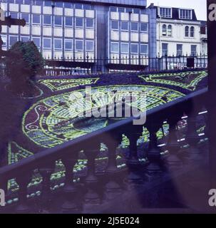 Blumenuhr, Princes Street Gardens, Edinburgh im Jahr 1978. Dieses Jahr wurde es zum Gedenken an den 250.. Geburtstag des schottischen Architekten und Designers Robert Adams gestaltet. Stockfoto