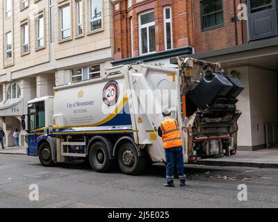 London, UK-11.10.21: Eine Stadt von Westminster Veolia lässt LKW im Zentrum von London abladen und lädt Mülltonnen Stockfoto