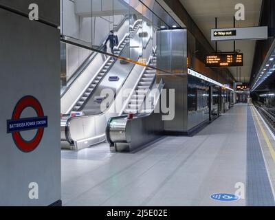 London, UK-12.10.21: Eine Inneneinrichtung der Battersea Power Station-U-Bahnstation an der neuen Niederlassung der Northern Line, die 2021 eröffnet wurde. Die U-Bahn-Station London ist Th Stockfoto